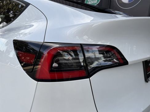 Used 2021 Tesla Model Y Long Range image 11