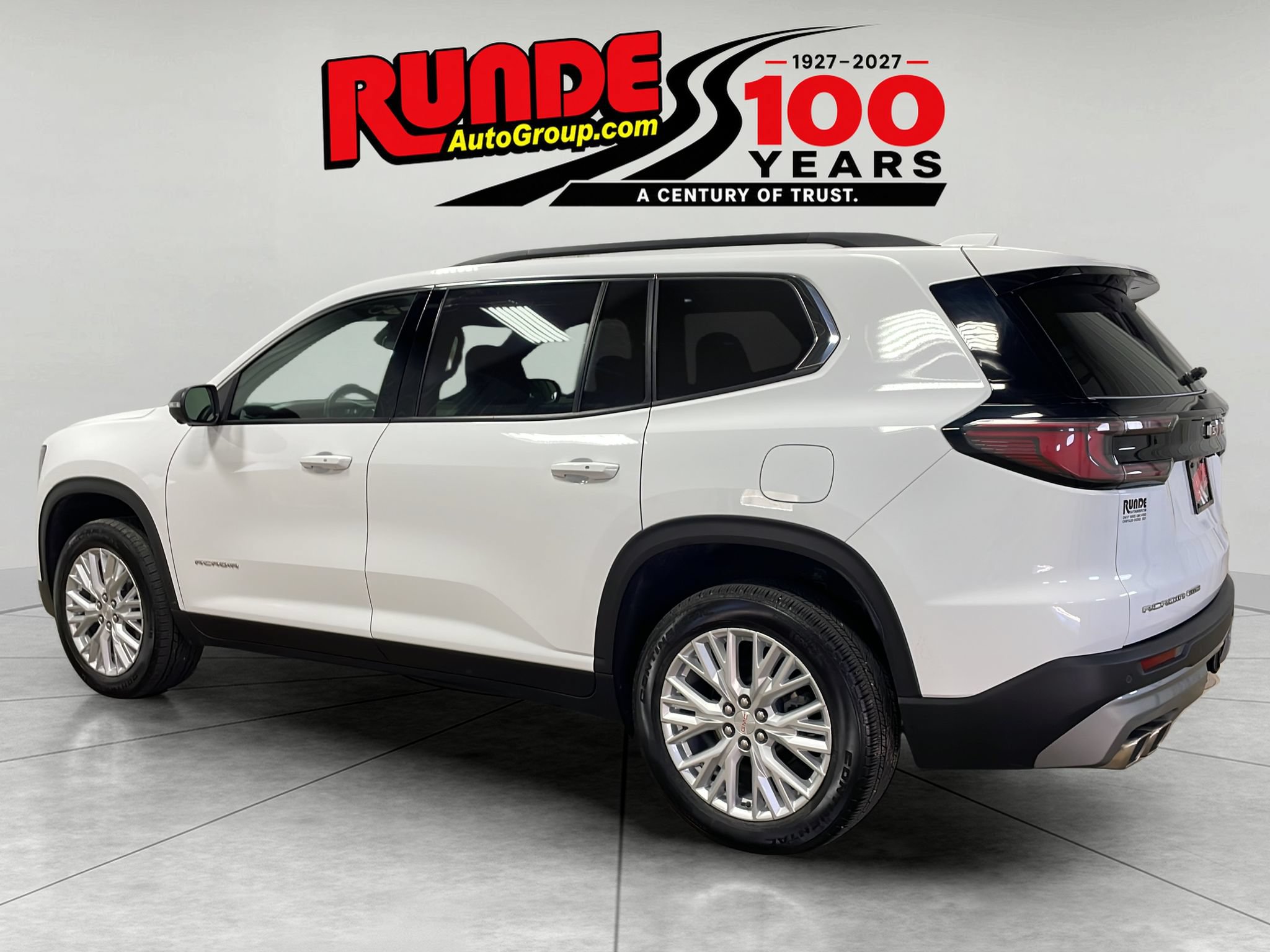 Used 2024 GMC Acadia Elevation w/ Trailering Package AWD/4WD image 3
