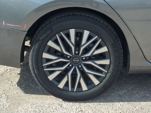 Used 2024 Nissan Altima 2.5 SV image 3