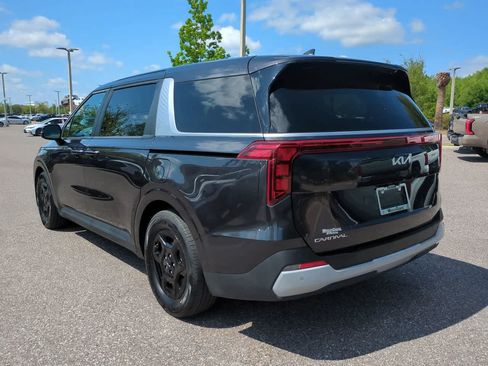 Used 2025 Kia Carnival FWD image 4