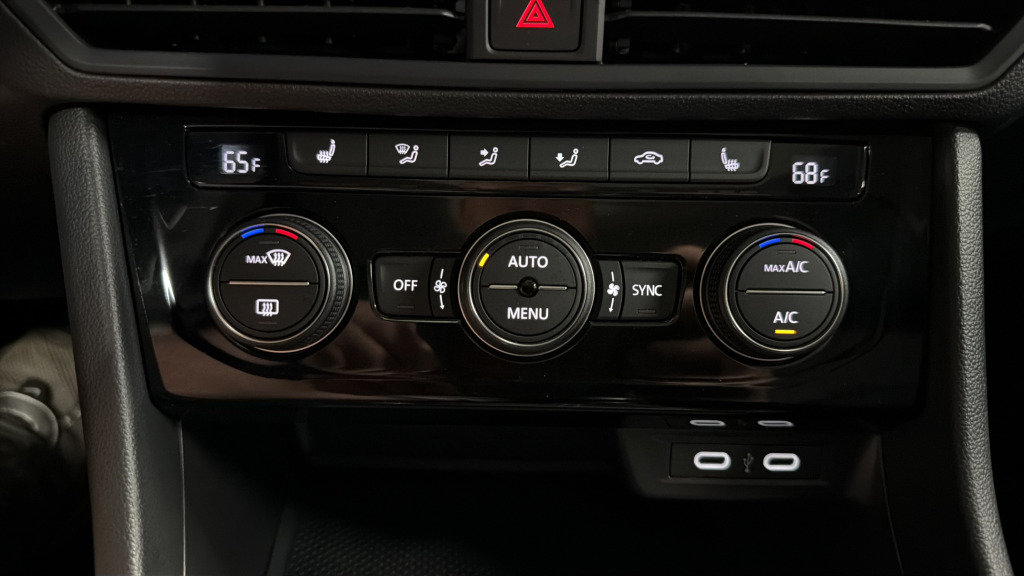Certified 2023 Volkswagen Jetta SE w/ Panoramic Sunroof Package FWD image 29