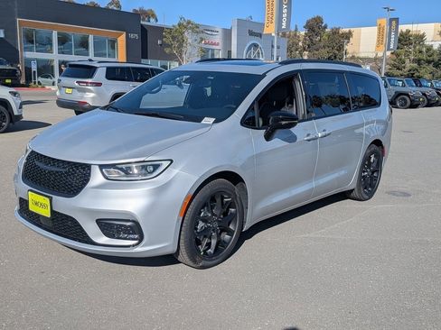 New 2026 Chrysler Pacifica Limited w/ S Appearance Package image 2