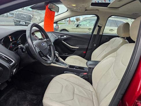 Used 2017 Ford Focus Titanium w/ Titanium Technology Package image 24