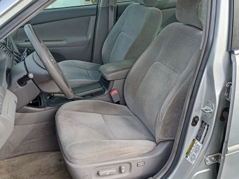 Used 2004 Toyota Camry LE image 14