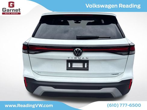 Used 2025 Volkswagen Tiguan SE w/ Panoramic Sunroof Package AWD/4WD image 4