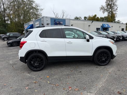 Used 2022 Chevrolet Trax LT w/ Sport Edition image 2