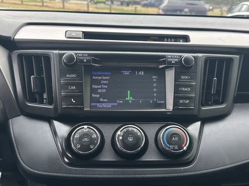 Used 2018 Toyota RAV4 LE image 27