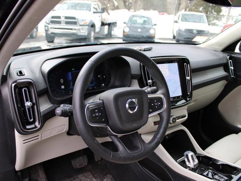 Used 2023 Volvo XC40 B5 Plus image 12