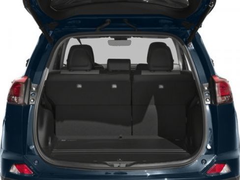 Used 2018 Toyota RAV4 SE image 12