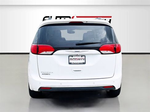 Used 2019 Chrysler Pacifica Touring-L Plus w/ Tire & Wheel Group image 6