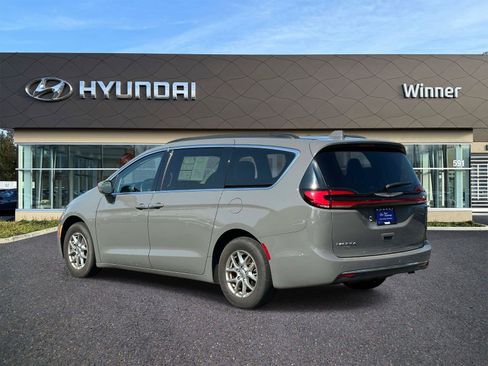 Used 2021 Chrysler Pacifica Touring w/ Cold Weather Group FWD image 2