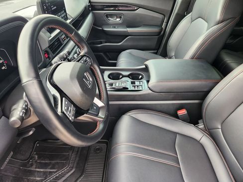 Used 2025 Honda Pilot TrailSport image 12