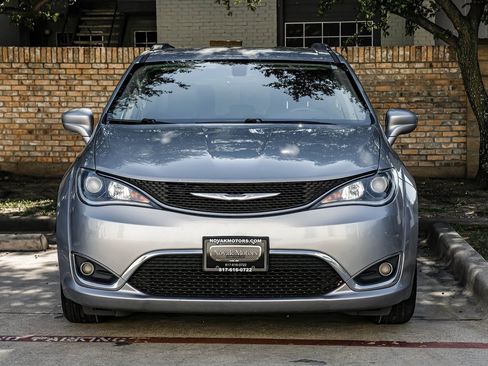 Used 2019 Chrysler Pacifica Touring-L image 41