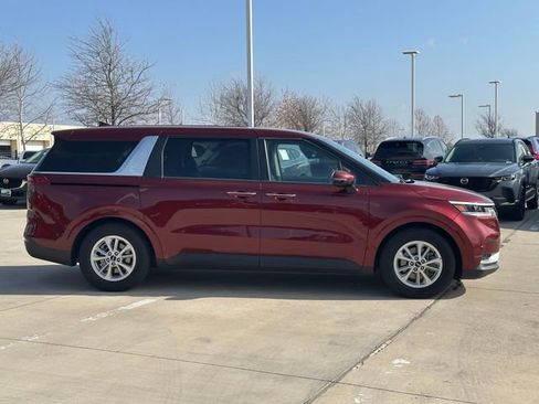 Used 2022 Kia Carnival LX image 4