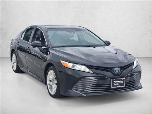 Used 2020 Toyota Camry XLE FWD image 3