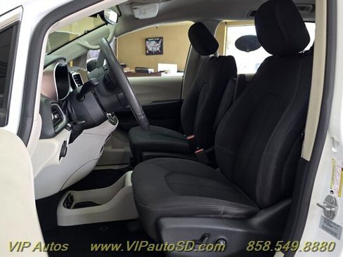 Used 2017 Chrysler Pacifica Touring FWD image 15