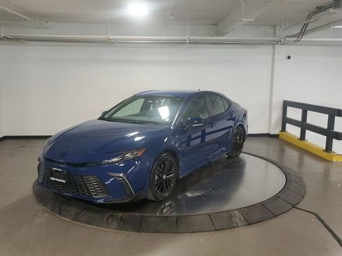 Used 2025 Toyota Camry SE image 4