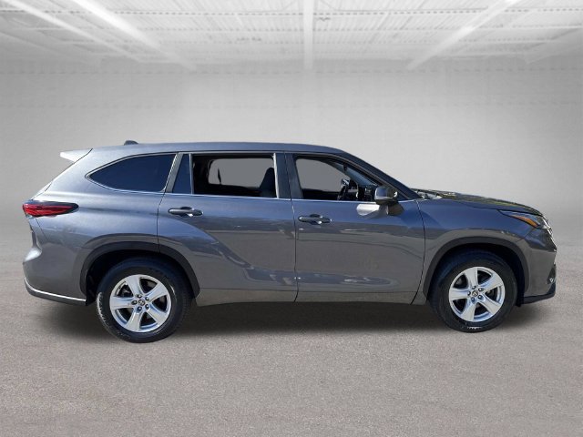 Used 2023 Toyota Highlander LE FWD image 5