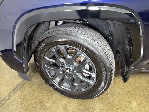 Used 2025 Toyota Sequoia Platinum AWD/4WD image 5