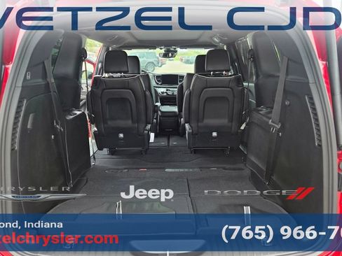 New 2027 Chrysler Pacifica Limited AWD/4WD image 9