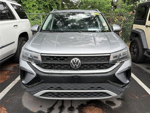 Used 2024 Volkswagen Taos SE FWD image 2