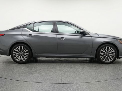 Used 2025 Nissan Altima 2.5 SV FWD image 11