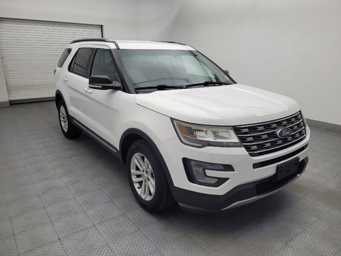 Used 2017 Ford Explorer XLT w/ Equipment Group 201A FWD image 13