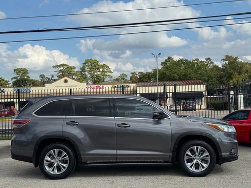 Used 2015 Toyota Highlander LE image 9