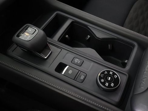 Used 2024 Nissan Pathfinder S image 44