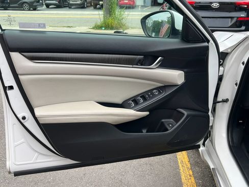 Used 2018 Honda Accord EX image 11