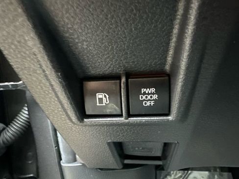 Used 2025 Toyota Sienna XLE image 29