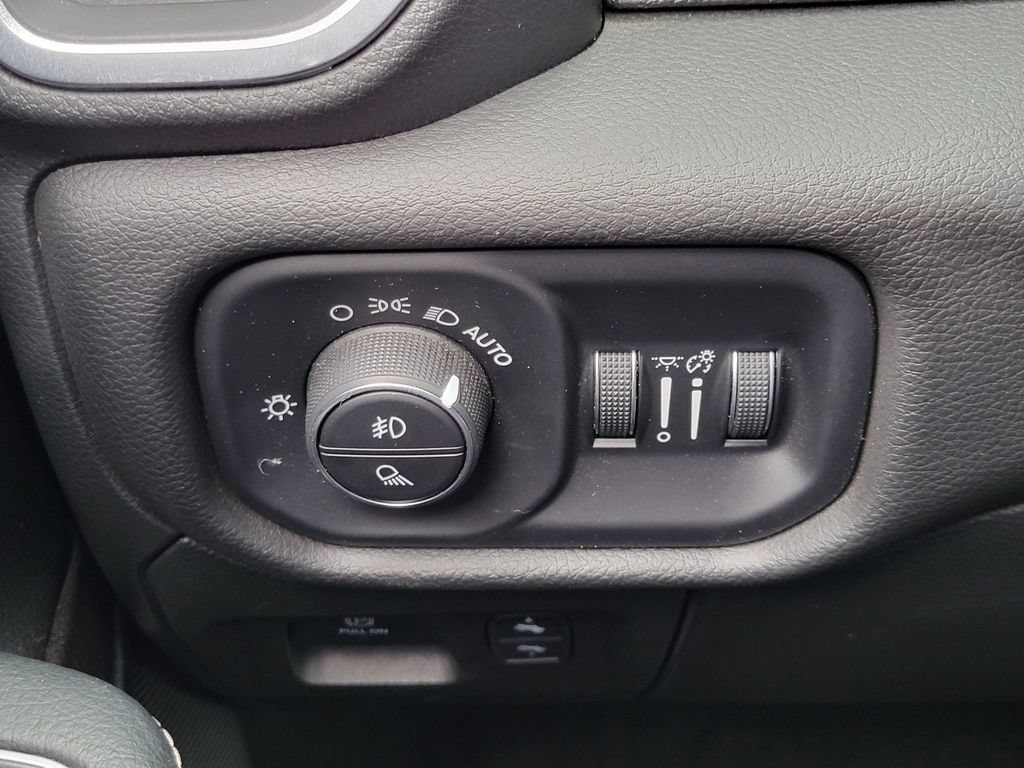 Used 2023 RAM 1500 Laramie AWD/4WD image 13