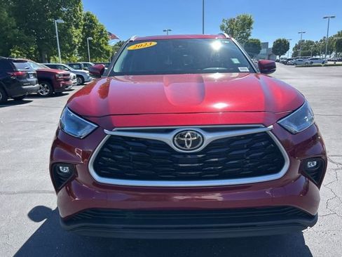 Used 2023 Toyota Highlander XLE FWD image 2