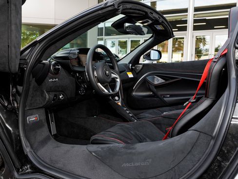 Used 2026 McLaren 750S Spider RWD image 32