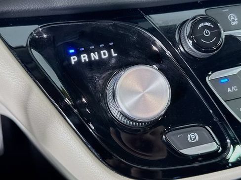 Used 2022 Chrysler Pacifica Touring-L FWD image 17