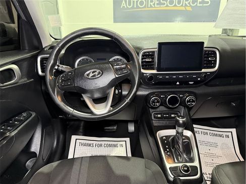 Used 2022 Hyundai Venue SEL image 18