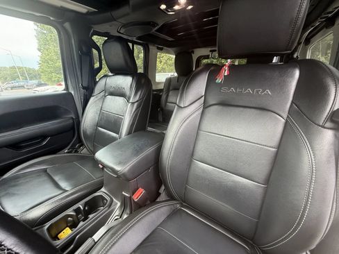 Used 2022 Jeep Wrangler Unlimited Sahara w/ Cold Weather Group AWD/4WD image 8