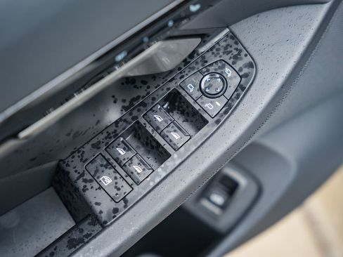 Used 2025 BMW 530i xDrive w/ Premium Package image 31