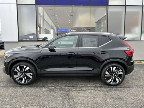 New 2025 Volvo XC40 B5 Plus w/ Climate Package image 5