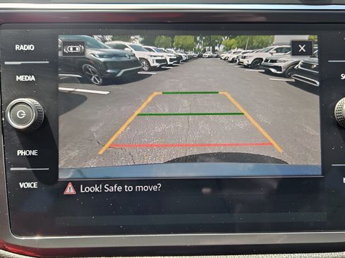 Used 2023 Volkswagen Tiguan SE w/ Panoramic Sunroof Package FWD image 23