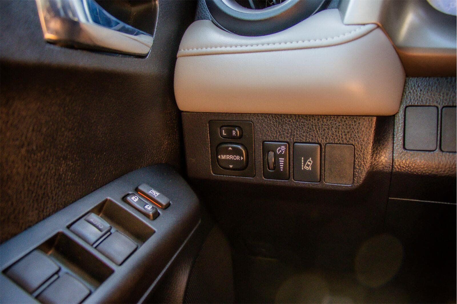 Used 2018 Toyota RAV4 XLE FWD image 18