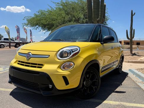 Used 2017 FIAT 500L Trekking w/ Urbana Appearance Package FWD image 1