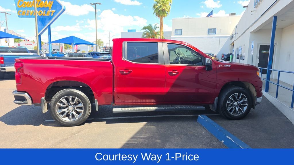 Used 2022 Chevrolet Silverado 1500 LT w/ Z71 Off-Road Package AWD/4WD image 11