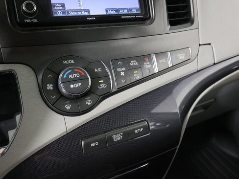 Used 2012 Toyota Sienna SE FWD image 36