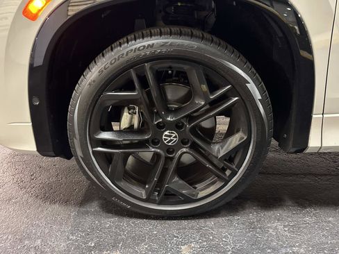 Certified 2025 Volkswagen Tiguan SE R-Line image 10