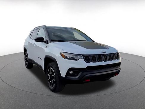 Used 2025 Jeep Compass Trailhawk AWD/4WD image 3