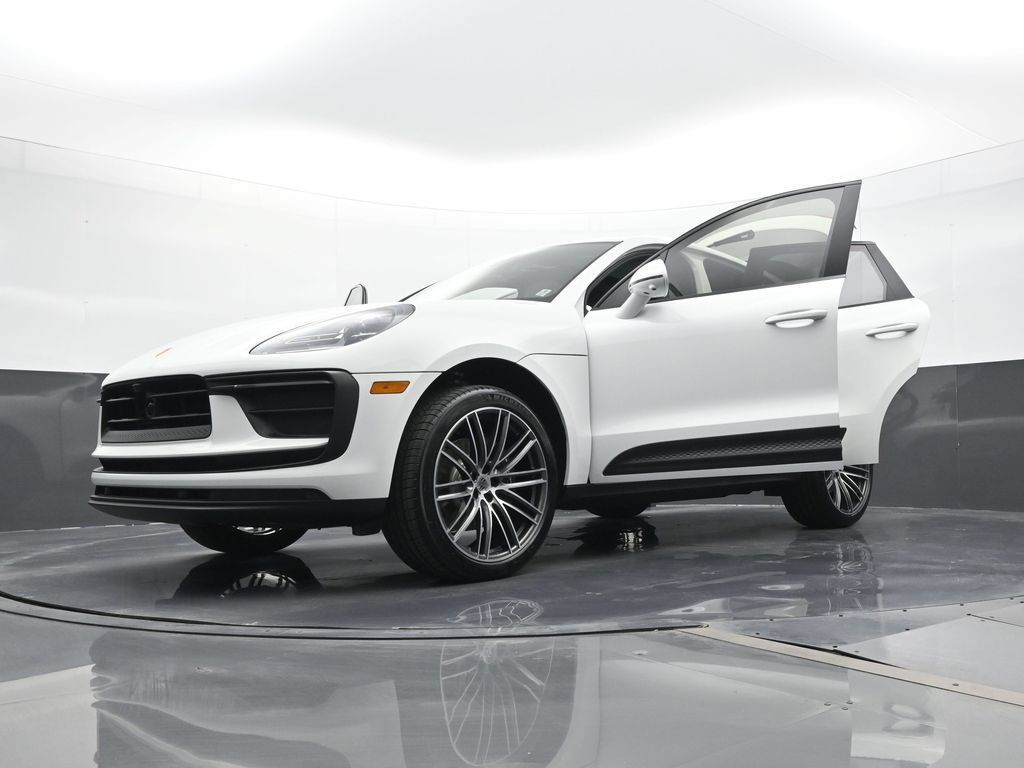 Certified 2025 Porsche Macan AWD/4WD image 34