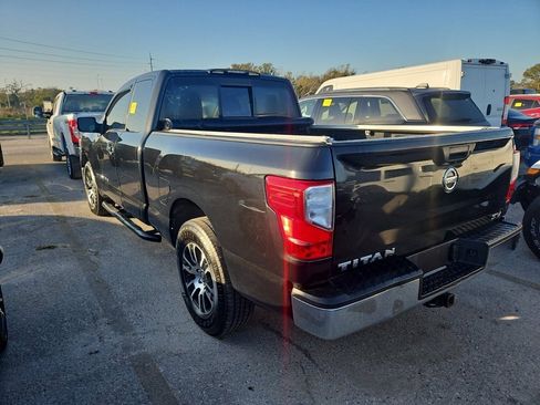 Used 2019 Nissan Titan SV image 2