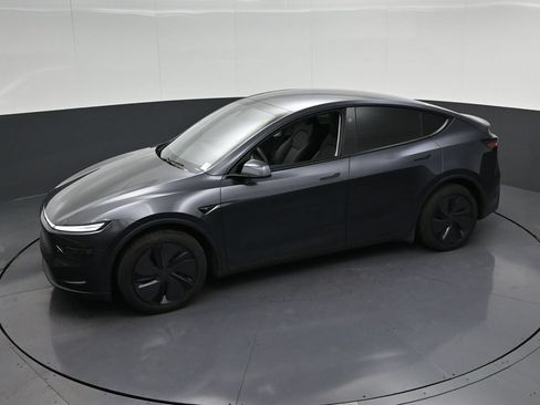 Used 2026 Tesla Model Y 2WD image 23