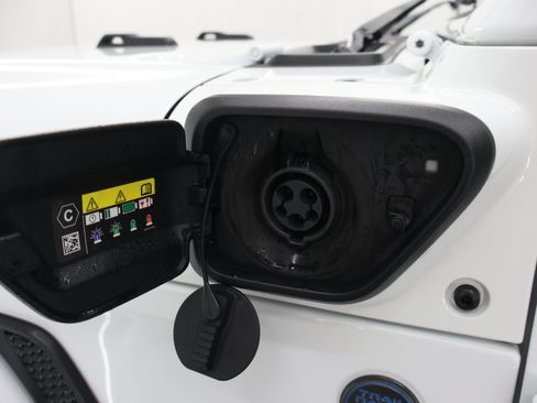 Used 2025 Jeep Wrangler Unlimited Sahara AWD/4WD image 31